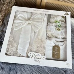 Merkloos Luxe Feestjurk-bruidsjurk-Baby Jurk-doopjurk -dooppakje-ivoorkleur Jurk Met Lange Mouwen-onderhemd-haarband-schoentjes-kousenbroek-borduurwerk-new Born -geschenkdoos-kraamcadeau-fotoshoot Newborn-5 Delige Set-bloemenmotief-maat 56/62 (1 Tem 6maanden) -Trendyo Trendy Winkel 1196x1200