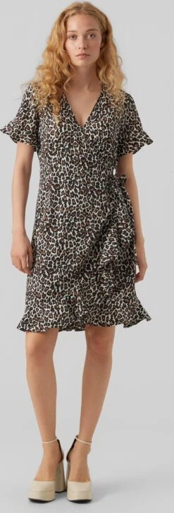 VERO MODA VMHENNA 2/4 WRAP FRILL DRESS WVN Dames Jurk - Maat XXL -Trendyo Trendy Winkel 408x1200 3