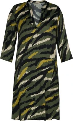 Promiss Korte, Satijnen Jurk Met Camouflageprint -Trendyo Trendy Winkel 728x1200 16