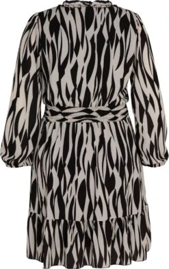 Paprika Korte Jurk Met Grafische Print, Fronsjes En Smokwerk 20 Paprika Korte Jurk Met Grafische Print, Fronsjes En Smokwerk -Trendyo Trendy Winkel 755x1200 7