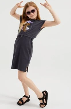 WE Fashion Meisjes Jurk Met Glitteropdruk 9 WE Fashion Meisjes Jurk Met Glitteropdruk -Trendyo Trendy Winkel 779x1200