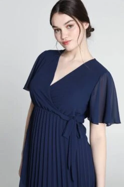 Cassis Korte, Effen Plisséjurk Met Wikkelkraag En Knoop -Trendyo Trendy Winkel 799x1200 128