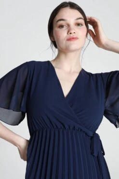 Cassis Korte, Effen Plisséjurk Met Wikkelkraag En Knoop -Trendyo Trendy Winkel 799x1200 130