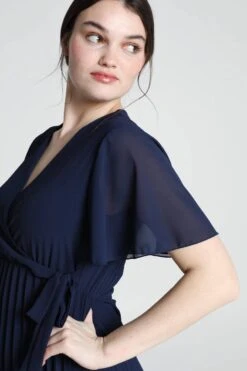 Cassis Korte, Effen Plisséjurk Met Wikkelkraag En Knoop -Trendyo Trendy Winkel 799x1200 131