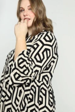 Paprika Halflange Jurk In Viscose Met Geometrisch Motief En Knopen -Trendyo Trendy Winkel 799x1200 137