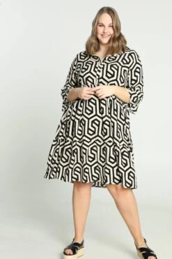 Paprika Halflange Jurk In Viscose Met Geometrisch Motief En Knopen -Trendyo Trendy Winkel 799x1200 138