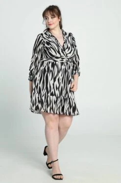 Paprika Korte Jurk Met Grafische Print, Fronsjes En Smokwerk 18 Paprika Korte Jurk Met Grafische Print, Fronsjes En Smokwerk -Trendyo Trendy Winkel 799x1200 153