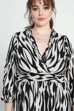 Paprika Korte Jurk Met Grafische Print, Fronsjes En Smokwerk 19 Paprika Korte Jurk Met Grafische Print, Fronsjes En Smokwerk -Trendyo Trendy Winkel 799x1200 154