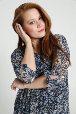 Cassis Lange Jurk Met Abstract Bloemenmotief En Plissé-effect -Trendyo Trendy Winkel 799x1200 194