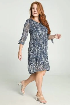 Cassis Lange Jurk Met Abstract Bloemenmotief En Plissé-effect -Trendyo Trendy Winkel 799x1200 195