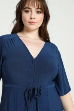 Promiss Lange, Effen Jurk Met Knopen En Verstelbaar Koord Aan De Voorkant -Trendyo Trendy Winkel 799x1200 201