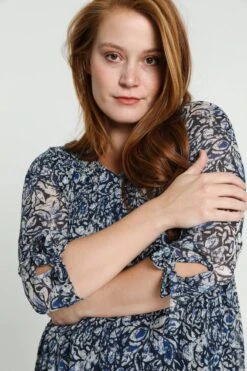 Cassis Lange Jurk Met Abstract Bloemenmotief En Plissé-effect 18 Cassis Lange Jurk Met Abstract Bloemenmotief En Plissé-effect -Trendyo Trendy Winkel 799x1200 261