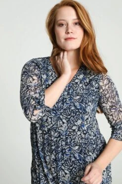 Cassis Lange Jurk Met Abstract Bloemenmotief En Plissé-effect 19 Cassis Lange Jurk Met Abstract Bloemenmotief En Plissé-effect -Trendyo Trendy Winkel 799x1200 262