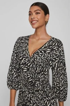 Vila Jurk Visteffi Zafia 3/4 Midi Wrap Dress/su 14086515 Black/zafia Dames Maat - M 14 Vila Jurk Visteffi Zafia 3/4 Midi Wrap Dress/su 14086515 Black/zafia Dames Maat - M -Trendyo Trendy Winkel 799x1200 277