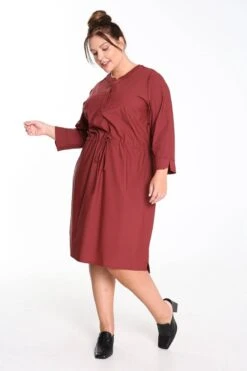 Promiss Korte, Effen Jurk In Travelwearstof -Trendyo Trendy Winkel 799x1200 31