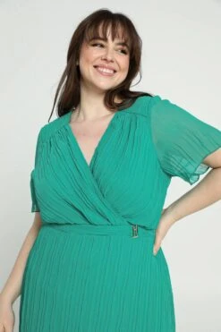 Promiss Halflange, Effen Plisséjurk Met Wikkelkraag En Juweelriem -Trendyo Trendy Winkel 799x1200 324