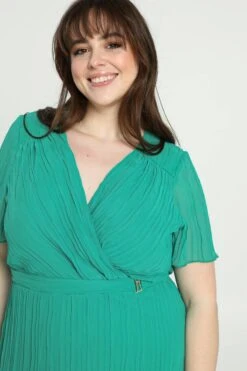 Promiss Halflange, Effen Plisséjurk Met Wikkelkraag En Juweelriem -Trendyo Trendy Winkel 799x1200 326