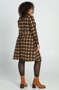 Paprika Korte Jurk In Crêpe Met Grafisch Motief -Trendyo Trendy Winkel 799x1200 333