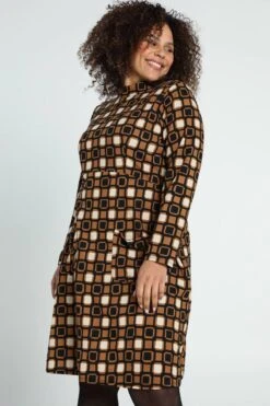 Paprika Korte Jurk In Crêpe Met Grafisch Motief -Trendyo Trendy Winkel 799x1200 334