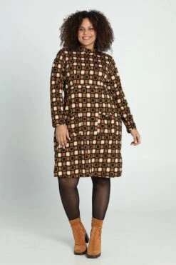 Paprika Korte Jurk In Crêpe Met Grafisch Motief -Trendyo Trendy Winkel 799x1200 336