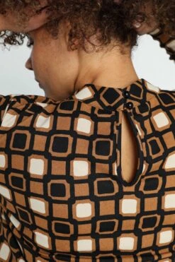 Paprika Korte Jurk In Crêpe Met Grafisch Motief -Trendyo Trendy Winkel 799x1200 337