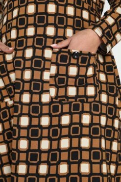 Paprika Korte Jurk In Crêpe Met Grafisch Motief -Trendyo Trendy Winkel 799x1200 338