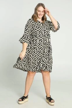 Paprika Halflange Jurk In Viscose Met Geometrisch Motief En Knopen -Trendyo Trendy Winkel 799x1200 342