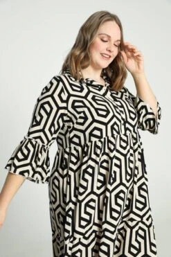 Paprika Halflange Jurk In Viscose Met Geometrisch Motief En Knopen -Trendyo Trendy Winkel 799x1200 343