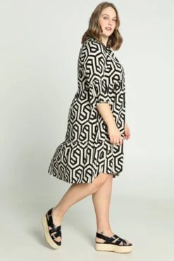 Paprika Halflange Jurk In Viscose Met Geometrisch Motief En Knopen -Trendyo Trendy Winkel 799x1200 344