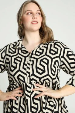 Paprika Halflange Jurk In Viscose Met Geometrisch Motief En Knopen -Trendyo Trendy Winkel 799x1200 345