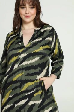 Promiss Korte, Satijnen Jurk Met Camouflageprint -Trendyo Trendy Winkel 799x1200 364