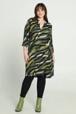 Promiss Korte, Satijnen Jurk Met Camouflageprint -Trendyo Trendy Winkel 799x1200 365