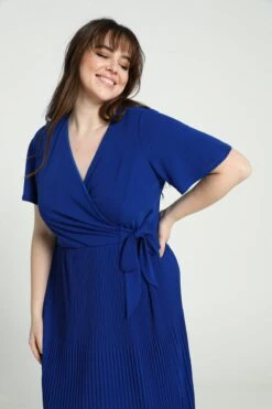 Promiss Lange, Effen Plisséjurk Met Valse Wikkelkraag -Trendyo Trendy Winkel 799x1200 370