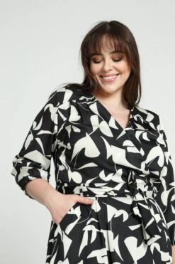 Promiss Halflange Jurk Met Grafisch Motief, Valse Wikkelkraag En Riem -Trendyo Trendy Winkel 799x1200 373