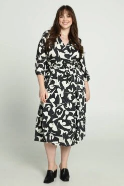 Promiss Halflange Jurk Met Grafisch Motief, Valse Wikkelkraag En Riem -Trendyo Trendy Winkel 799x1200 374