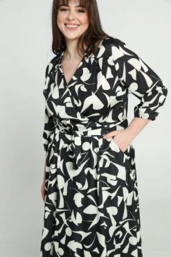 Promiss Halflange Jurk Met Grafisch Motief, Valse Wikkelkraag En Riem -Trendyo Trendy Winkel 799x1200 375