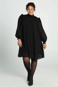 Paprika Korte, Effen Jurk In Voile Met Smokwerk 20 Paprika Korte, Effen Jurk In Voile Met Smokwerk -Trendyo Trendy Winkel 799x1200 54