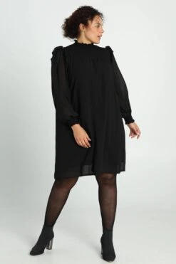 Paprika Korte, Effen Jurk In Voile Met Smokwerk 21 Paprika Korte, Effen Jurk In Voile Met Smokwerk -Trendyo Trendy Winkel 799x1200 55