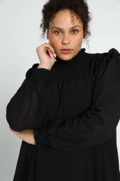 Paprika Korte, Effen Jurk In Voile Met Smokwerk 22 Paprika Korte, Effen Jurk In Voile Met Smokwerk -Trendyo Trendy Winkel 799x1200 56