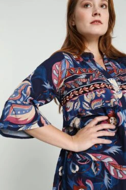 Cassis Korte Jurk In Viscose Met Etnisch Motief -Trendyo Trendy Winkel 799x1200 63