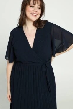 Promiss Halflange, Effen Plisséjurk Met Valse Wikkelkraag 16 Promiss Halflange, Effen Plisséjurk Met Valse Wikkelkraag -Trendyo Trendy Winkel 799x1200 81