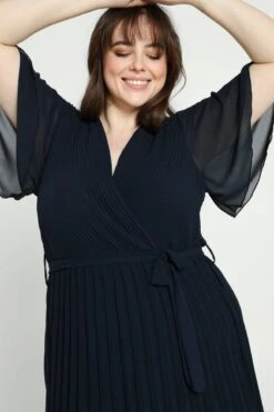 Promiss Halflange, Effen Plisséjurk Met Valse Wikkelkraag 17 Promiss Halflange, Effen Plisséjurk Met Valse Wikkelkraag -Trendyo Trendy Winkel 799x1200 82