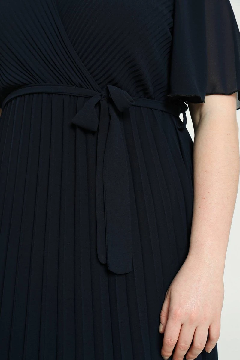 Promiss Halflange, Effen Plisséjurk Met Valse Wikkelkraag 8 Promiss Halflange, Effen Plisséjurk Met Valse Wikkelkraag - Afbeelding 6