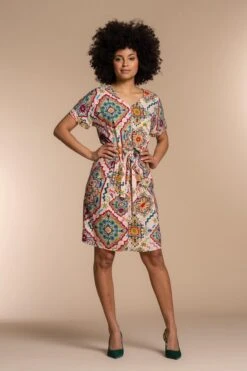 Geisha Jurk Midi Dress Grafische Ethnic Print 37149 20 Off-white/coral/kerry Combi Dames Maat - XS 9 Geisha Jurk Midi Dress Grafische Ethnic Print 37149 20 Off-white/coral/kerry Combi Dames Maat - XS -Trendyo Trendy Winkel 800x1200 223