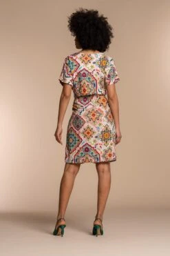 Geisha Jurk Midi Dress Grafische Ethnic Print 37149 20 Off-white/coral/kerry Combi Dames Maat - XS 10 Geisha Jurk Midi Dress Grafische Ethnic Print 37149 20 Off-white/coral/kerry Combi Dames Maat - XS -Trendyo Trendy Winkel 800x1200 224