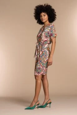 Geisha Jurk Midi Dress Grafische Ethnic Print 37149 20 Off-white/coral/kerry Combi Dames Maat - XS 11 Geisha Jurk Midi Dress Grafische Ethnic Print 37149 20 Off-white/coral/kerry Combi Dames Maat - XS -Trendyo Trendy Winkel 800x1200 225