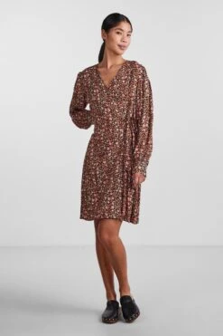 PIECES PCNYA LS WRAP DRESS Dames Jurk - Maat L 16 PIECES PCNYA LS WRAP DRESS Dames Jurk - Maat L -Trendyo Trendy Winkel 800x1200 233