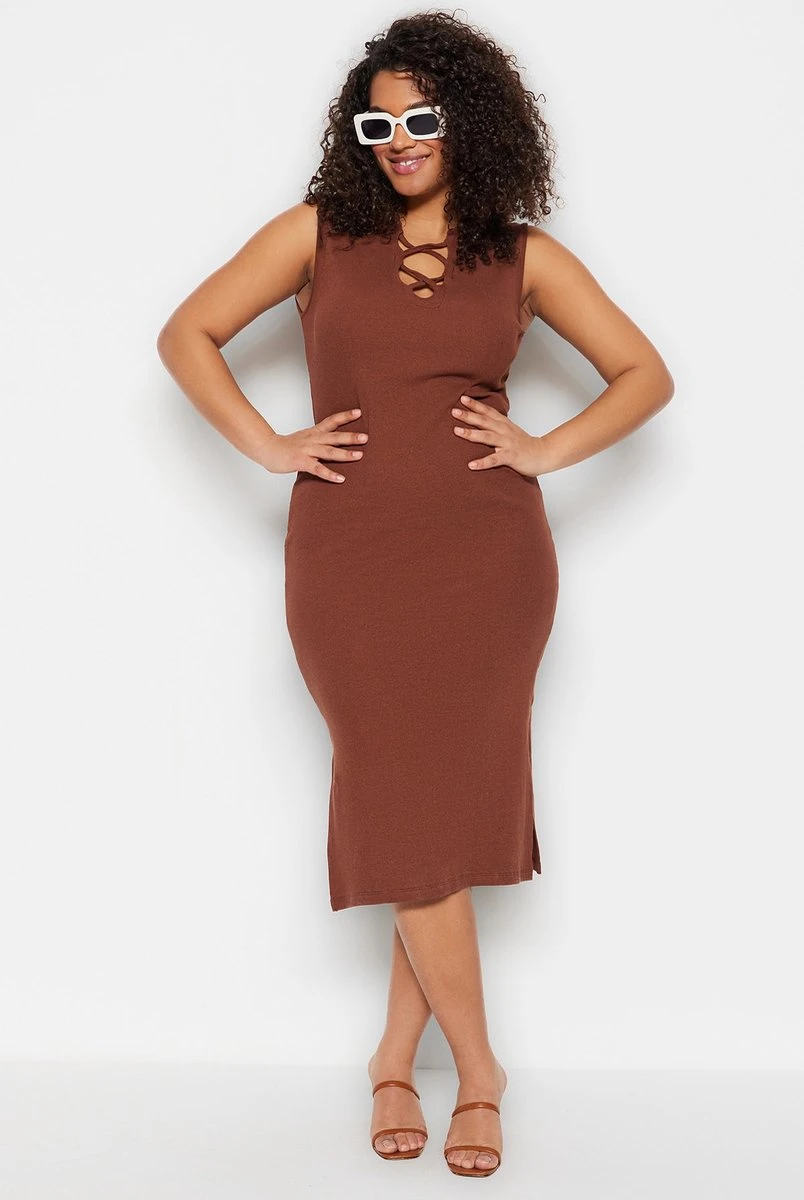 Trendyol Vrouwen Dik Geschorst V-hals Bodycon Plus Size Jurk 6 Trendyol Vrouwen Dik Geschorst V-hals Bodycon Plus Size Jurk - Afbeelding 4