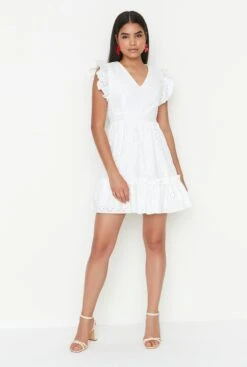 Trendyol Vrouwen Standaard Mouw V-hals Schaatser Jurk