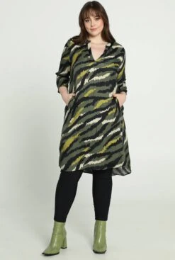 Promiss Korte, Satijnen Jurk Met Camouflageprint -Trendyo Trendy Winkel 807x1200 37